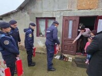 Jandarmii din județul Bacău au devenit ajutoarele lui Moș Nicolae și au dăruit cadouri pentru 14 copii din familii nevoiașe