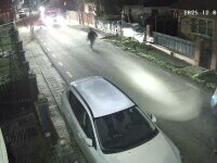 Momentul în care e vandalizată mașina de poliție în Mureș, în timpul scandalului pornit între trei frații