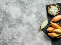 Șalotă – mica ceapă aromată care îmbunătățește orice rețetă. Cum se folosește în bucătăria franceză