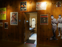 Un portret al legendarului boxer Mohamed Ali, pictat de Andy Warhol, a fost vândut pentru 18 milioane de dolari