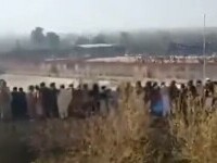 Un copil din Afganistan a fost obligat să execute public un bărbat care i-a ucis 12 rude, în fața a 80.000 de oameni. VIDEO