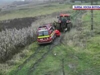 O ambulanță SMURD a rămas blocată în noroi în timpul unei misiuni în Botoșani. Localnicii au mutat-o cu un tractor