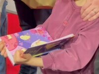 Târgul de carte Gaudeamus 2025. Printre vizitatori au fost mulți copii și tineri care vor să citească o carte