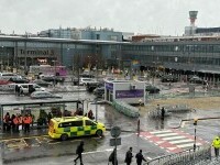 Un bărbat a atacat persoane cu spray cu piper în parcarea aeroportului Heathrow. Agresorul, arestat