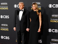 Melania Trump, apariție elegantă pe covorul roșu la gala Kennedy Center Honors, alături de Donald Trump. GALERIE FOTO