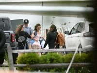 Millie Bobby Brown și Jake Bongiovi, surprinși în ipostaze de familie la New York alături de fiica lor adoptată. FOTO