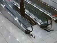 Momentul în care o femeie este lovită de o „avalanșă” de cărucioare într-un magazin din Rusia. Un angajat le-a împins. VIDEO