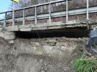 Două șosele importante din România sunt amenințate de alunecări de teren după ploile abundente. Situația este monitorizată