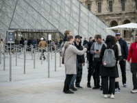 Comoară regală la Luvru. Peste o sută de coroane și tiare, expuse în condiții de securitate excepțională. FOTO