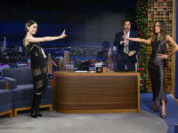 Lily Collins a izbucnit în lacrimi când a întâlnit-o pentru prima dată pe Victoria Beckham. FOTO&VIDEO