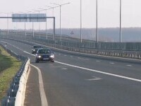 O șoferiță a dat cu mașina peste un polițist, pe A1. Agentul încerca să oprească un alt autoturism