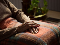 Descoperire șocantă în Timiș. 74 de bătrâni au fost găsiți cazați ilegal într-o locuință, după închiderea unui cămin