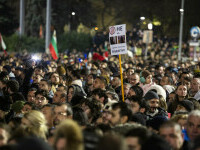 Mii de bulgari au cerut din nou demisia guvernului, în timp ce Parlamentul se pregătește să voteze moțiunea de neîncredere