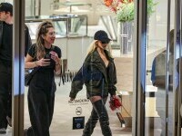 O cântăreață celebră, la mall într-o ținută imposibil de ignorat. Paparazzii au surprins-o în magazinele de lux