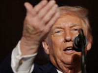 Donald Trump poartă un pansament, iar Casa Albă invocă strângerile de mână. FOTO