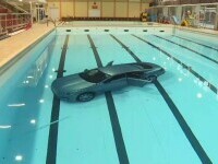 Cum a ajuns o femeie din Franța cu mașina într-o piscină interioară. A plonjat printre înotători