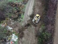 Dronele Gărzii de Mediu au surprins un buldozer care îngropa gunoaie în Bihor. Primarul: „Asta am făcut și până acum”