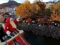 Moș Crăciun își testează sania deasupra Lacului Geneva. A fost surprins zburând la un târg de Crăciun