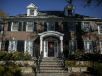 Vila din „Singur Acasă” a fost restaurată ca să arate exact ca acum 35 de ani. Fostul proprietar și-a publicat memoriile