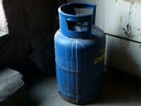 Un tânăr din Neamț a dat foc unei butelii din casa iubitei sale, din cauza geloziei. În încăpere erau și cei trei copii