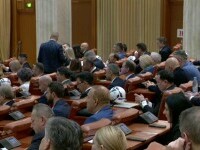 Ziua moțiunilor. Guvernul Bolojan, reconfirmat de Parlament. PSD a votat însă moțiunea AUR împotriva șefei de la Mediu