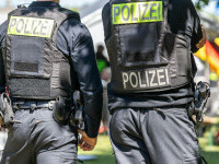 O femeie din Germania și-a aruncat banii pe fereastră. Doi polițiști falși au convins-o că era pe lista unor hoți români
