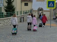 Alocațiile pentru copii ar putea crește de la 1 ianuarie 2026. Ministrul Muncii spune că nu sunt „înghețate”