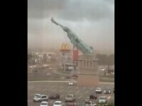 Incident spectaculos: replica Statuii Libertății a căzut într-o piață publică din cauza vântului puternic | Video