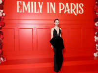 Lily Collins, apariție plină de eleganță pe covorul roșu la Paris, la premiera sezonului cinci „Emily in Paris”. FOTO