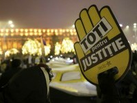 Protest-coregrafie în Piața Victoriei, cu mesaj direct pentru Ilie Bolojan. Oamenii cer modificarea Legilor Justiției. FOTO