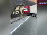 Amendă de 4.000 de lei pentru drumarii din Gorj. Un camion cu lemne a blocat circulația și a lovit acoperișul unei case