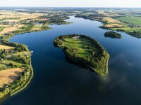 Descoperire uluitoare. Arme medievale ale unor „războinici de rang înalt”, ascunse sub un lac din Polonia. FOTO