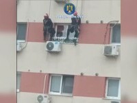 Intervenție spectaculoasă în Capitală. O femeie care s-a baricadat în casă a fost salvată ca în filme. VIDEO