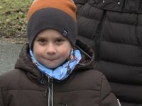 Un băiețel de doar patru ani și-a salvat mama, care a leșinat, după ce a sunat calm la ambulanță