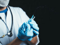 Doctori anchetați după ce s-au stropit cu apă cu seringile în spital