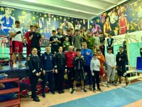 Poliţiştii din Bacău au ţinut locul lui Moş Crăciun. Au dus daruri unui sportiv care provine dintr-o familie modestă