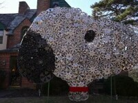 Un bărbat din SUA a transformat o pasiune neobișnuită într-o operă de artă. Ce a făcut cu sute de capace de roți pierdute