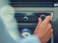 Uber, obligată să plătească drepturi de autor pentru muzica pusă în mașinile din România