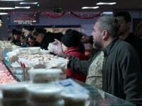 Românii au dat iama în piețe pentru a cumpăra carne de porc pentru Crăciun. Ingredientele perisabile au fost vedeta zilei