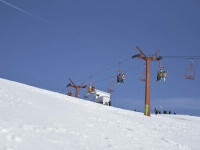 Un bărbat a murit în timp ce se afla în vacanță în Muntenegru, după ce a căzut din telescaun. Soţia lui a fost rănită