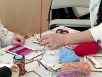 Târg caritabil la Cluj-Napoca. Mai mulți oameni au cumpărat obiecte făcute manual. Banii vor ajunge la un centru medical