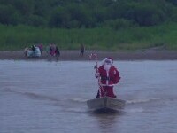 Moș Crăciun a schimbat sania cu o barcă și a dus 5.000 de cadouri copiilor de pe malul Amazonului