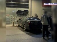 Un șofer a intrat cu mașina în vitrina unui centru comercial din Timiș, după ce a făcut drifturi în parcare. Momentul, filmat