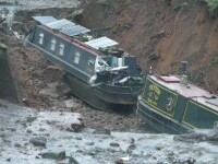 Ambarcațiuni „înghițite” de pământ în Marea Britanie: zece persoane, salvate în ultimul moment