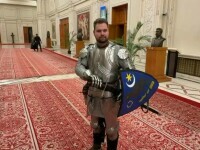 VIDEO. Un bărbat îmbrăcat în armură medievală, înarmat cu scut și sabie, a venit în Parlamentul României cu un deputat PSD