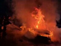 Doi bărbați din Iași au provocat un incendiu într-un gest de răzbunare. Trei mașini și o motocicletă au fost distruse