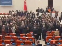 Încăierare violentă în Parlamentul turc la adoptarea bugetului pe 2026, între deputaţi la putere şi în opoziţie. VIDEO