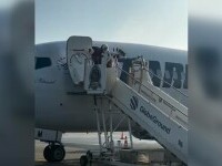 Moș Crăciun a ajuns pe Aeroportul Otopeni. A oferit cadouri pasagerilor și a „dirijat” simbolic aeronave | VIDEO
