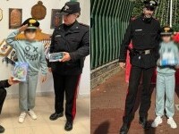 Un băiețel din Italia a vândut cărți pe stradă ca să îi poată cumpăra un cadou de Crăciun surorii sale. Mama lor a murit