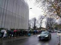 Cozile foamei. Sute de italieni au stat la rând ore întregi pentru niște mâncare și cadouri gratuite pentru copii